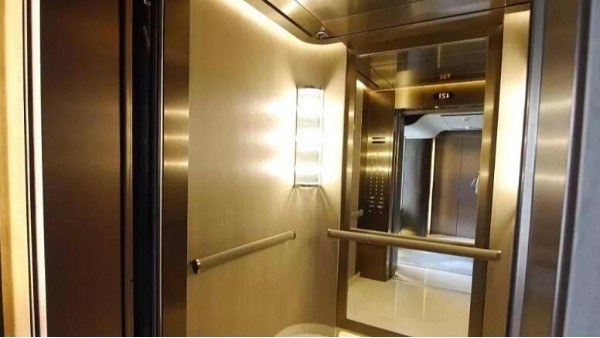 电梯内部的镜子居然是304L不锈钢板做的